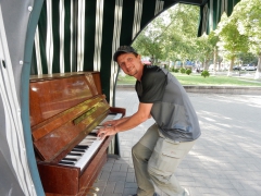 eriwan-mitten-in-einem-park-ein-klavier