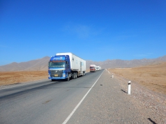 die-chinesischen-trucks-unterwegs-zur-grenze
